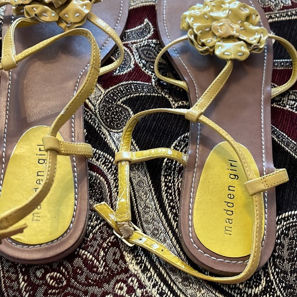 Madden girl, ADALINE yellow Paris size 10 sandal - Picture 3 of 6